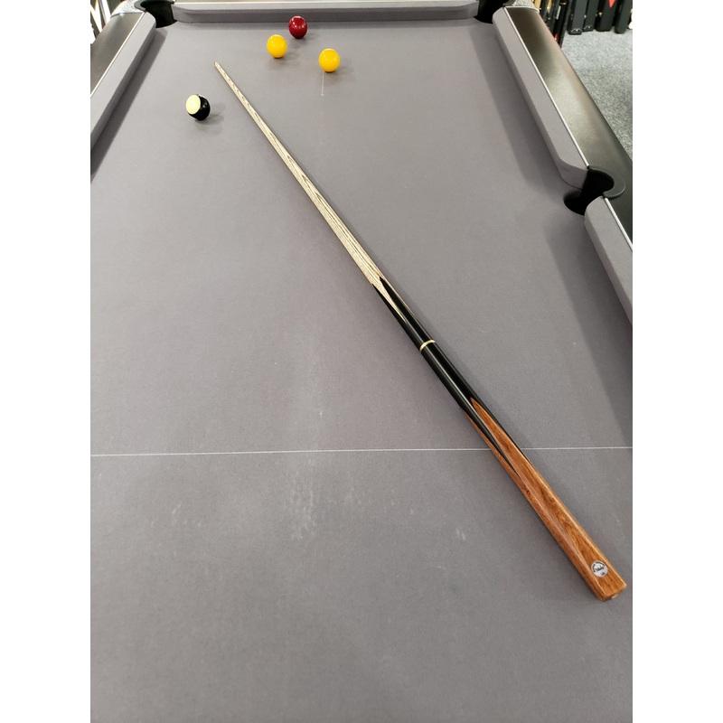 Bulldog Billiards MAKO Shark pool cue from our Shark range of cues